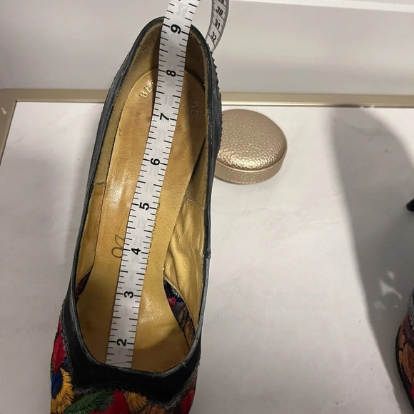 Berne of Switzerland | RARE Vintage Embroidered Pointed Toe Pumps | Size 6 - Picture 10 of 15
